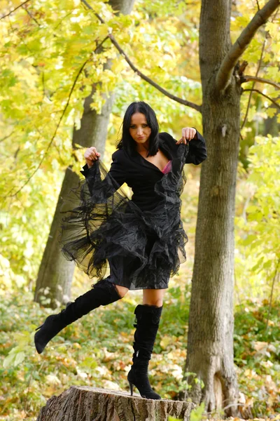 Chica joven al aire libre en otoño — Foto de Stock