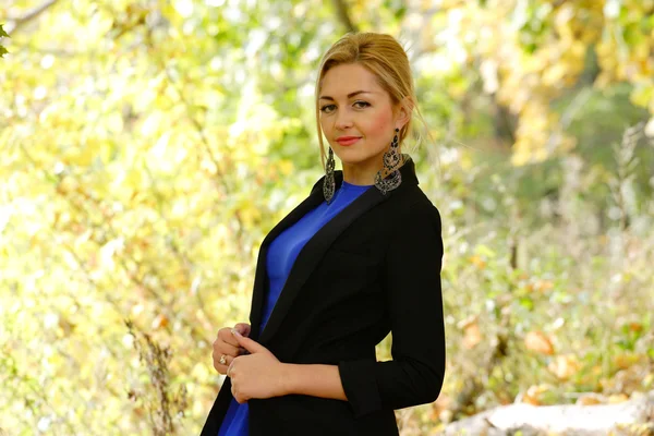 Young girl outdoor at autumn time — Stock Photo, Image