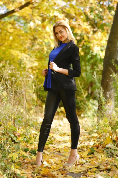 Young girl outdoor at autumn time — Stock Photo, Image