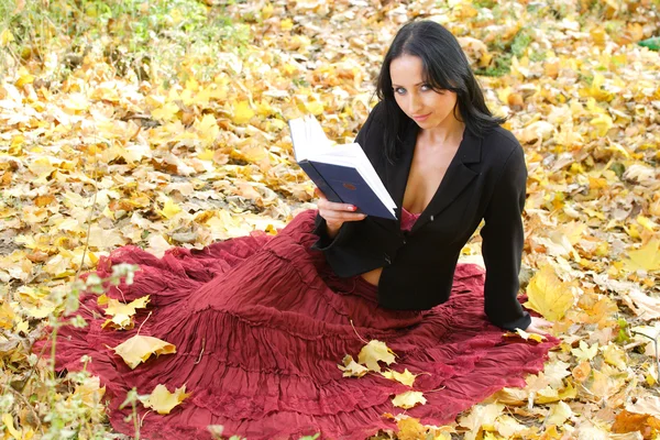 Menina agradável ao ar livre com livro — Fotografia de Stock