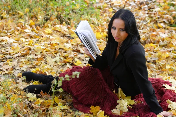 Leuk meisje buiten met boek — Stockfoto