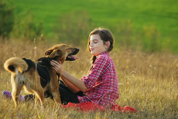 Teen flicka som leker med sin hund — Stockfoto