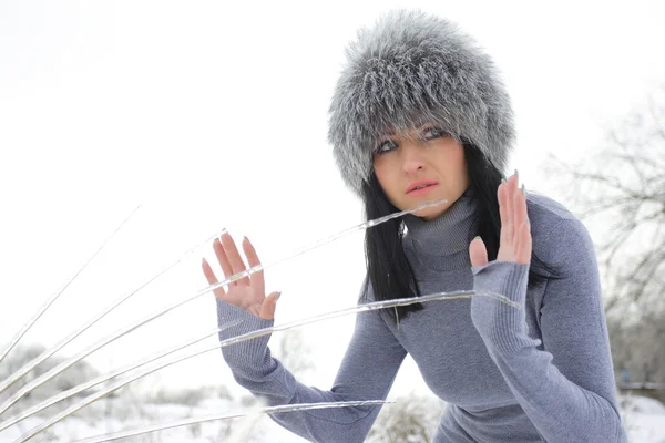 Belle fille dans le paysage d'hiver en plein air — Photo