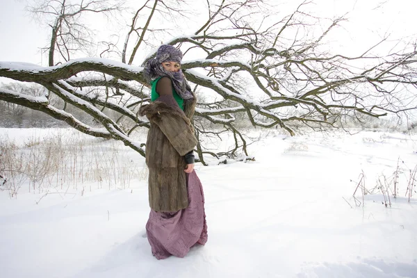 Menina agradável na paisagem de inverno ao ar livre — Fotografia de Stock