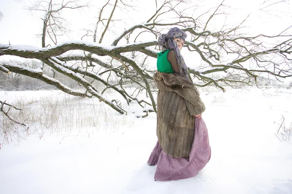 Buena chica en el paisaje de invierno al aire libre — Foto de Stock