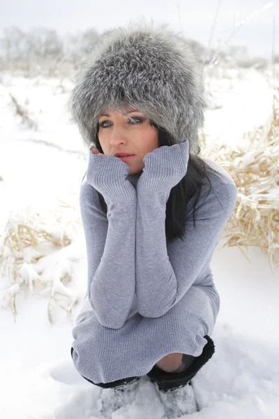 Bella ragazza nel paesaggio invernale all'aperto — Foto Stock