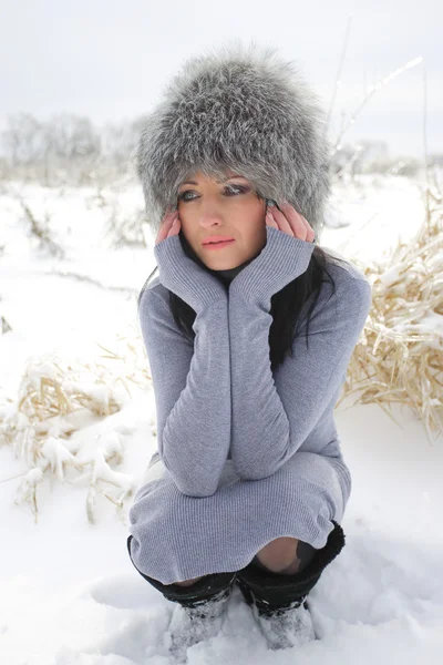 Bella ragazza nel paesaggio invernale all'aperto — Foto Stock