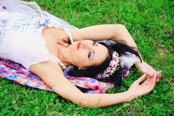 Mladá dívka ležela na trávě — Stock fotografie