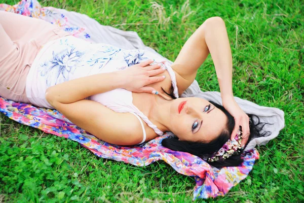 Joven chica yacía en la hierba — Foto de Stock
