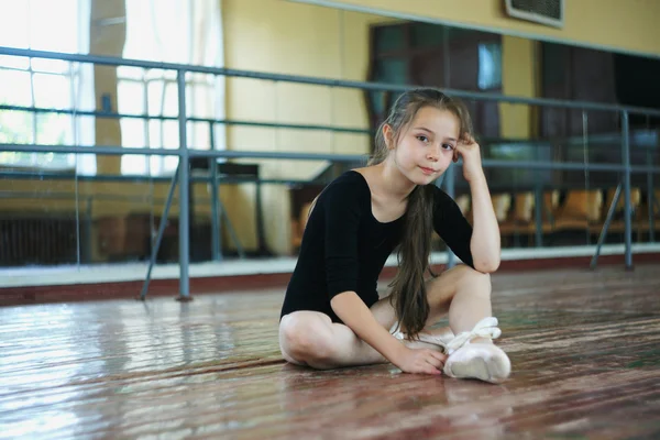 Little girl in the dance class — Stock Photo, Image
