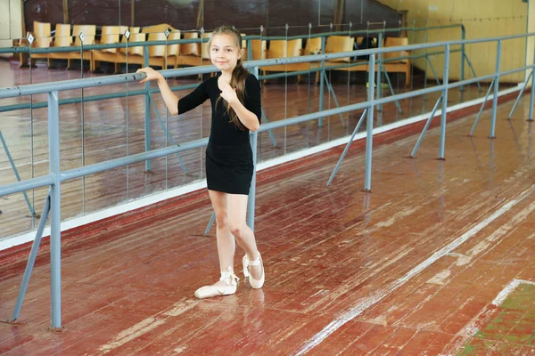 Little girl in the dance class — Stock Photo, Image