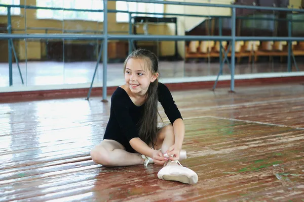 Little girl in the dance class — Stock Photo, Image