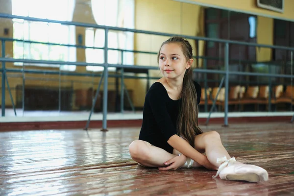 Little girl in the dance class — Stock Photo, Image