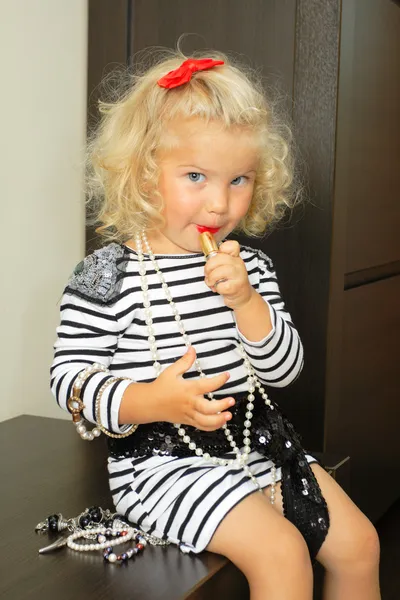 Bebe Fille Avec Accessoires Pour Adultes Contexte Objet Stock Photo