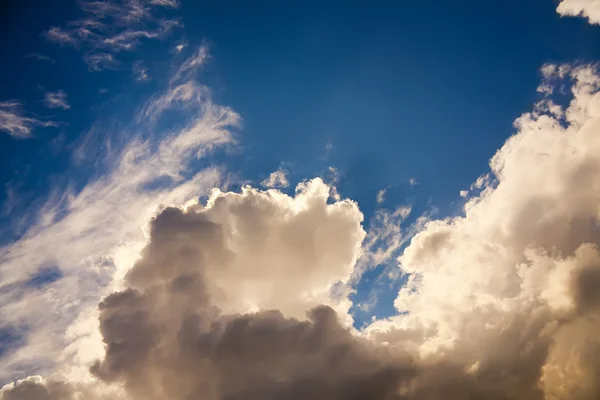 구름이 덮인 아름다운 저녁 하늘 로열티 프리 스톡 이미지