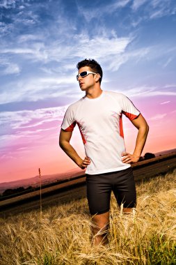 Tarlalarda koşuyor.