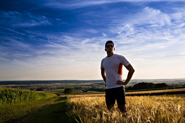 Jogging attraverso i campi — Foto Stock