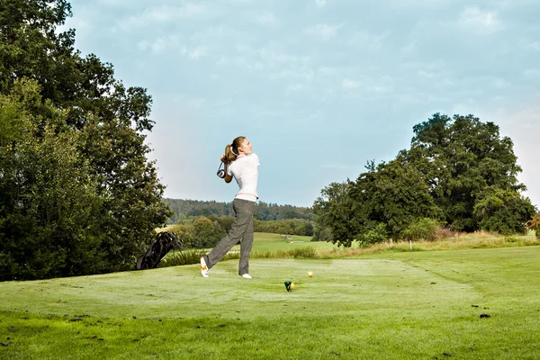 Golf spielen — Stockfoto