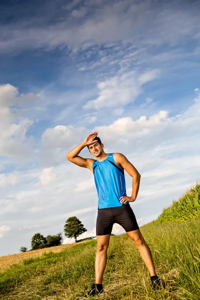 Jogging genom fälten — Stockfoto