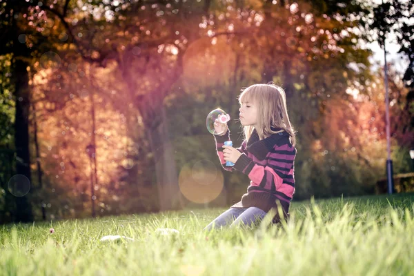 Flicka i höstparken — Stockfoto