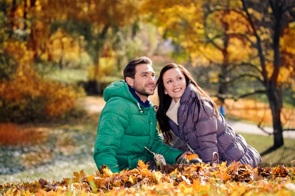 Paar in de herfst park — Stockfoto