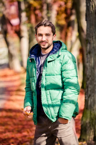 Man in de herfst park — Stockfoto