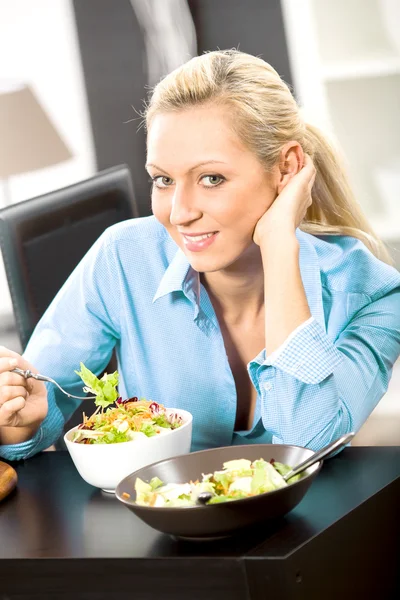 Femme avec salade — Photo