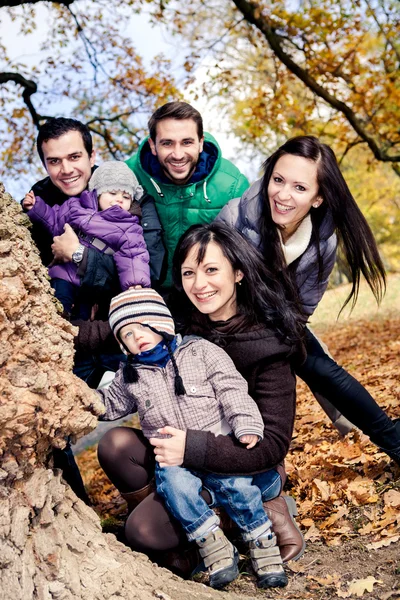 Famiglia nel parco autunnale — Foto Stock