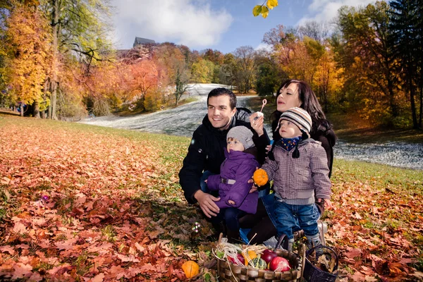 Familia en el parque de otoño — Foto de Stock