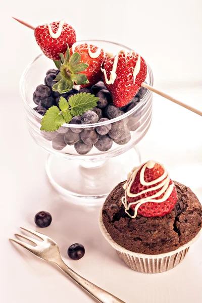 Muffin and strawberry — Stock Photo, Image