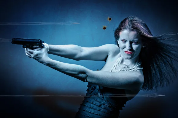 Femme avec un pistolet — Photo