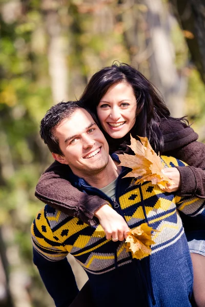 Couple in the autumn park — Stock Photo, Image