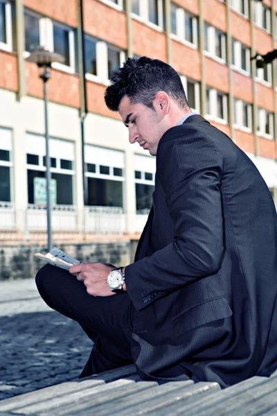 Porträt eines jungen Mannes — Stockfoto