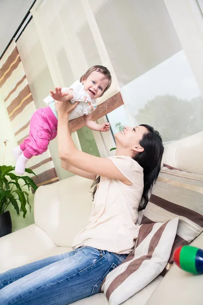 双子を持つ女性 — ストック写真