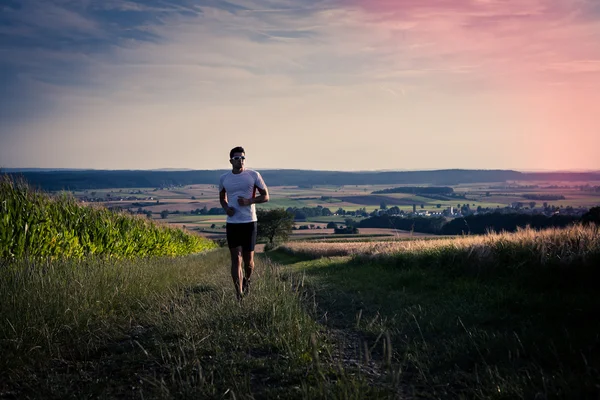 Jogging attraverso i campi — Foto Stock