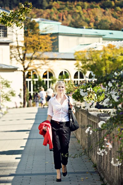 Kvinnans porträtt i staden — Stockfoto