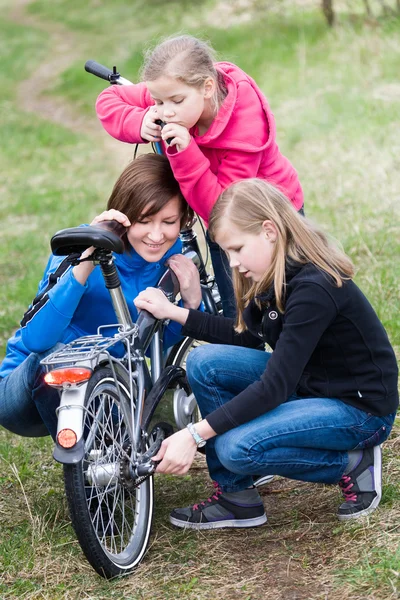 Familia ciclista — Foto de Stock