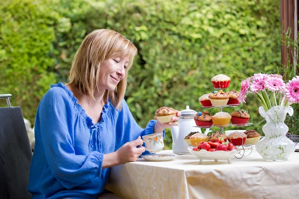 Comer en un patio — Foto de Stock