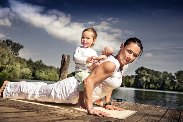 Familie yoga — Stockfoto