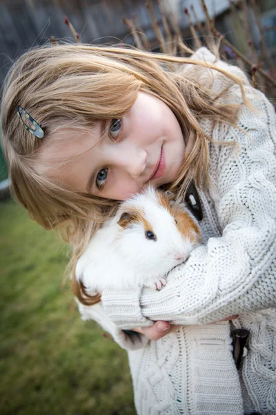 Spielen im Garten — Stockfoto