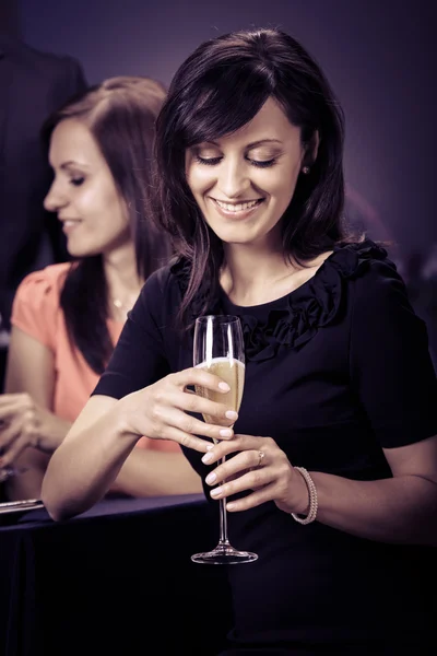 Frau in einem Restaurant — Stockfoto