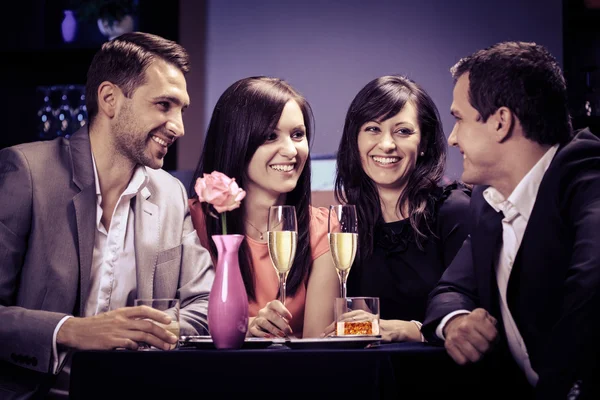 Amigos en un restaurante — Foto de Stock