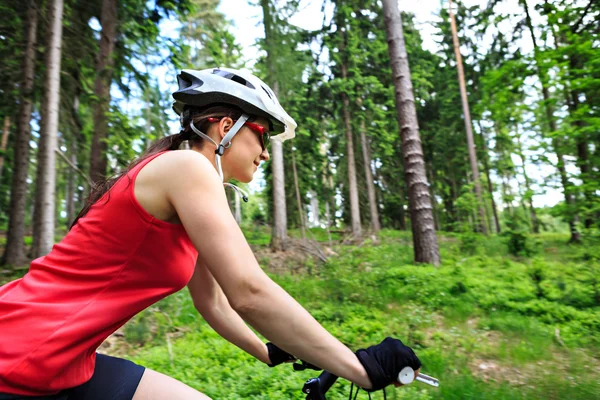 Mulher de ciclismo — Fotografia de Stock