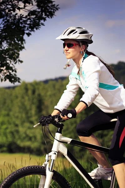 Fietsen vrouw — Stockfoto