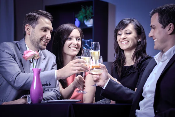 Freunde in einem Restaurant — Stockfoto