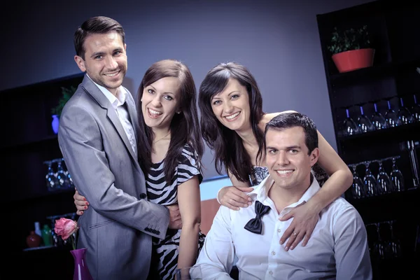 Amigos en un restaurante — Foto de Stock