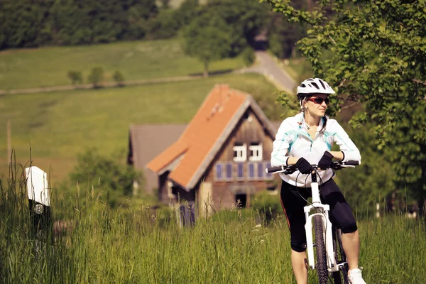 Fietsen vrouw — Stockfoto