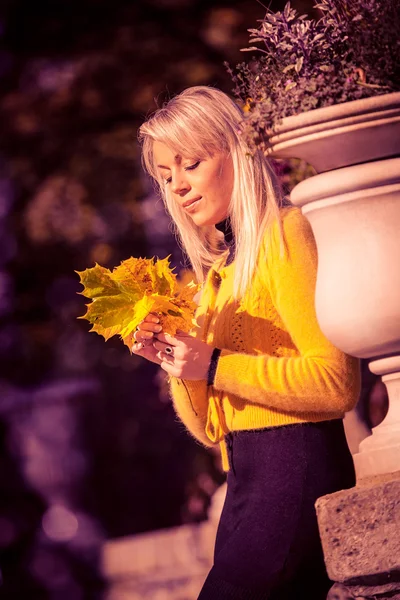 Femme dans le parc d'automne — Photo