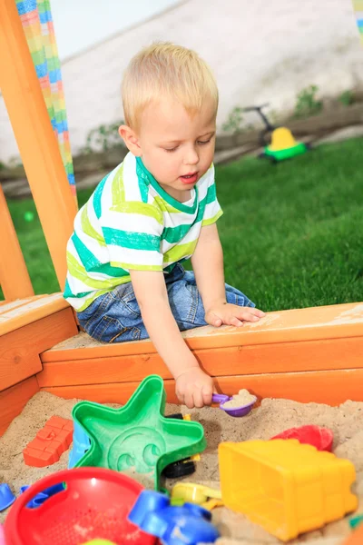 Spielender Junge — Stockfoto