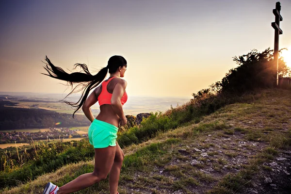 Running to the peak — Stock Photo, Image